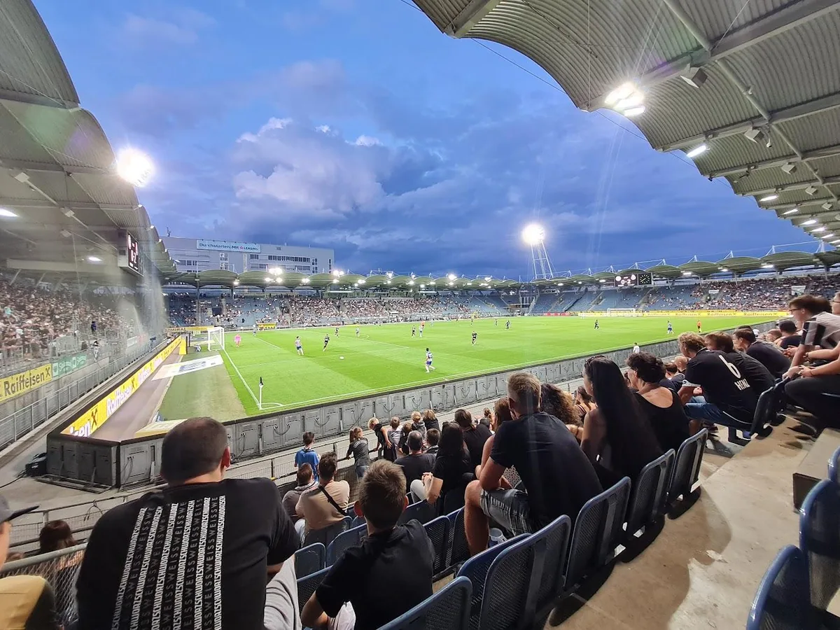 Abendspiel im Stadion Graz-Liebenau, Blick von der Tribüne