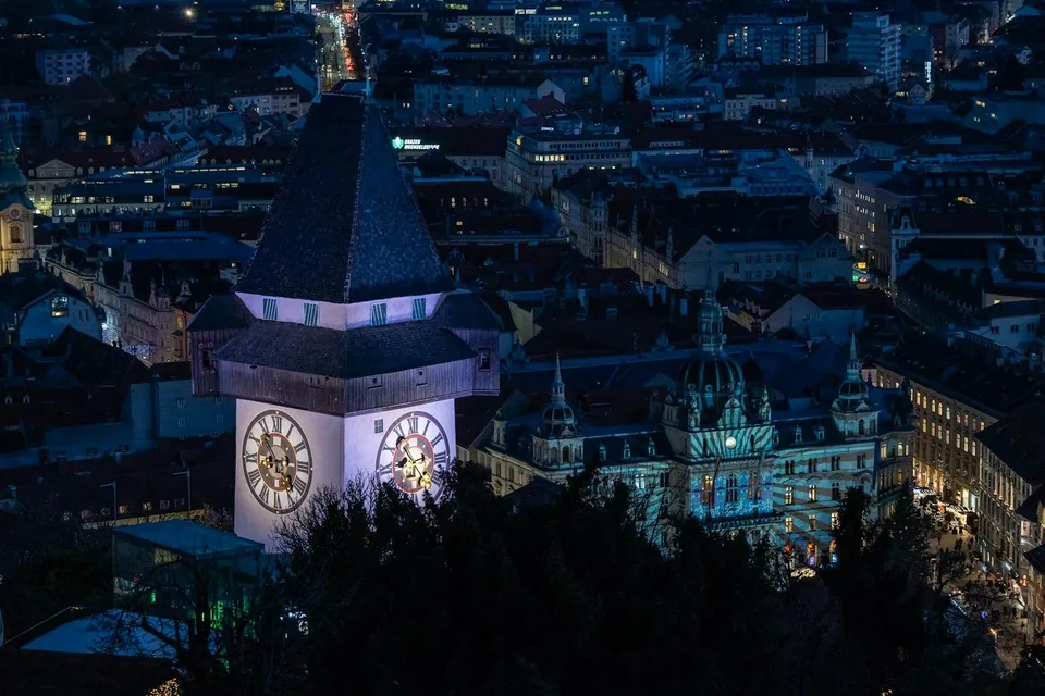 Der Grazer Uhrturm am Abend